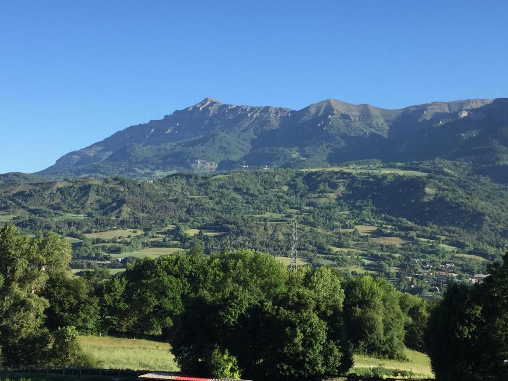 Appartement Offrant Une Magnifique Vue Des Montagnes Saint-Leger-les-Melezes Exterior photo